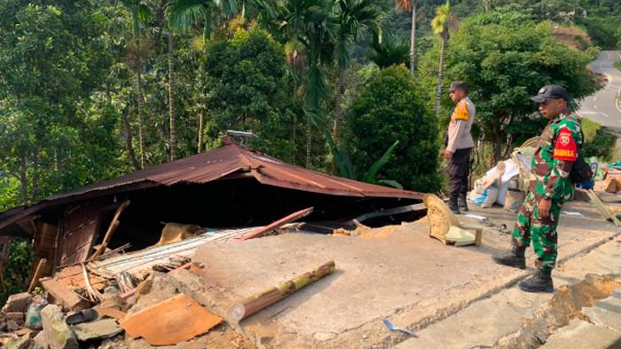 DAMPAK GEMPA - Dampak gempa M7,7 di NTT. Dari hasil pemantauan jajaran Polsek Maupongggo, hingga Selasa (18/8/2026), kerusakan cukup parah dilaporkan terjadi di sejumlah wilayah, terutama Kecamatan Mauponggo dan Kecamatan Keo Tengah, 684 rumah rusak, 223 warga mengungsi.