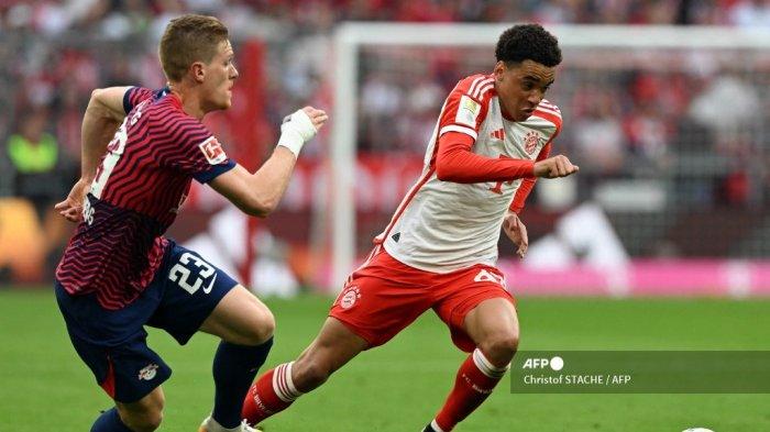 Gelandang Bayern Munich Jamal Musiala (kanan) berebut bola dengan bek RB Leipzig Marcel Halstenberg pada pertandingan sepak bola Bundesliga divisi satu Jerman, pada 20 Mei 2023.