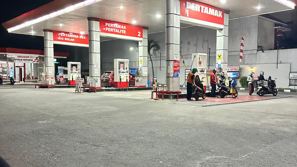 Pantauan TribunStyle.com, Selasa (11/8/2026) di SPBU Klodran - Candra mengaku harga Pertamax yang semakin mahal membuat biaya penggunaan motor lamanya membengkak.