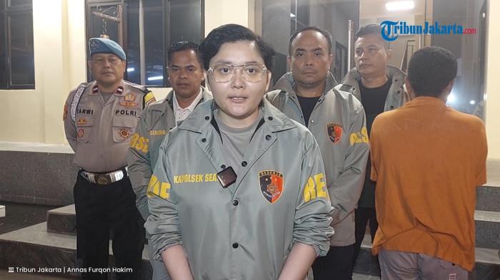 Kapolsek Pesanggrahan Kompol Seala Syah Alam saat diwawancarai 