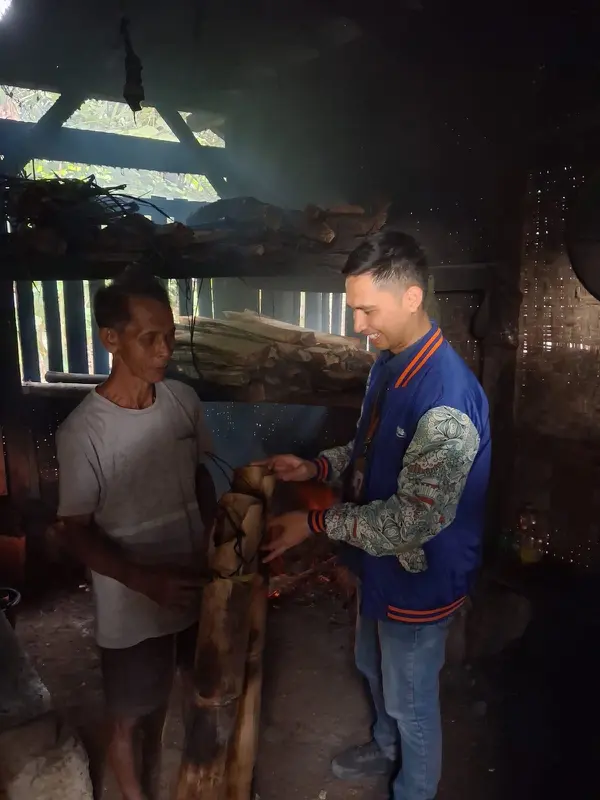 Mantri BRI dampingi pelaku usaha di Cianjur Selatan. (c) BRI
