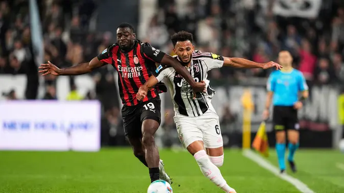 Youssouf Fofana berebut bola dengan Lloyd Kelly di laga Juventus vs AC Milan di pekan ke enam Serie A 2025/2026 di Allianz Stadium, Senin (06/10/2025). (Fabio Ferrari/LaPresse via AP)