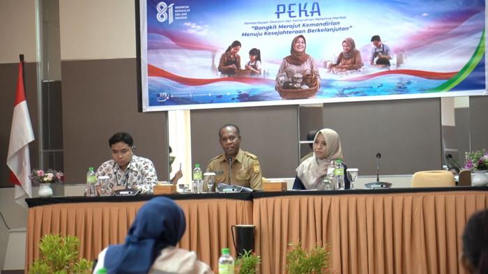 PEKERJA RENTAN - Kepala Dinas Tenaga Kerja Kota Jayapura, Djoni Naa (tengah) bersama Kepala BPJS Ketenagakerjaan Papua Jayapura, Sirta Mustakeim (kanan) serta Manajer Literasi dan Edukasi pada Otoritas Jasa Keuangan (OJK) Provinsi Papua, Dia Pramudito (kiri) mensosialisasikan Program PEKA (Pemberdayaan Ekonomi dan Kemandirian) di Kota Jayapura, Selasa (18/8/2026).