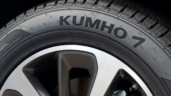 Car wheel fitted with Kumho tires