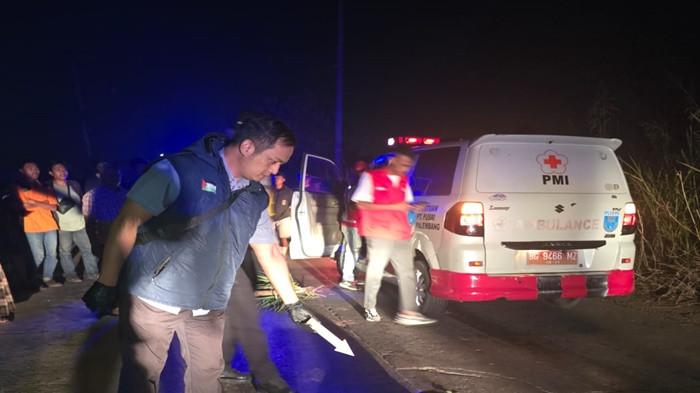 DATANGI TKP -- Anggota Inafis Polrestabes Palembang mendatangi TKP penemuan jenazah dinda Dhea Fiji Lestari (21) yang ditemukan tewas  di Jalan Jend Satibi Darwis Kelurahan Keramasan Kecamatan Kertapati, Palembang, Rabu (19/8/2026), sekitar 01.30, dini hari. Korban tewas diduga usai menjadi korban curas.