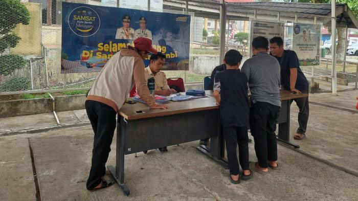 PEMUTIHAN - Sekitar 1,2 juta kendaraan di Jambi tercatat menunggak pajak dan kini dapat mengikuti program pemutihan dengan cukup membayar pajak satu tahun.