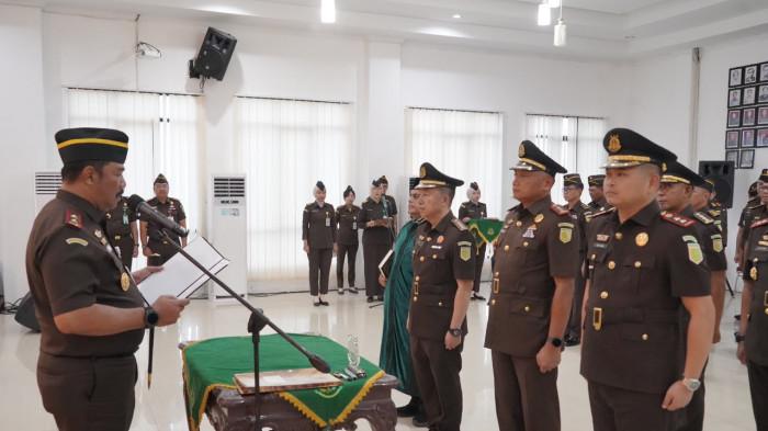 PELANTIKAN - Kepala Kejaksaan Tinggi Jambi, Sugeng Hariadi, melantik empat pejabat utama di jajaran Kejaksaan Tinggi Jambi, Selasa (18/8/2026).