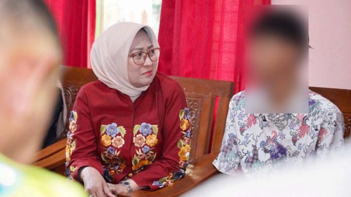 KORBAN - Bupati Kebumen Lilis Suryani mengunjungi K, pelajar SMK Swasta di Kecamatan Kutowinangun, Kabupaten Kebumen, Jawa Tengah yang menjadi korban perundungan temannya.