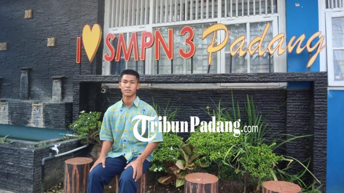 AKSI HEROIK- Gilang Okta Pratama (15), siswa kelas 9.1 SMPN 3 Padang saat ditemui Rabu (19/8/2026). Gilang  memanjat tiang bendera saat upacara HUT RI di sekolahnya murni atas keputusannya sendiri tanpa ada paksaan dari pihak sekolah atau guru pembina.