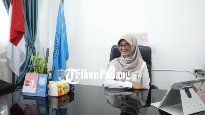 KEPSEK - Kepala SMPN 3 Padang, Rika Susiwaty, memberikan keterangan terkait insiden tali tiang bendera yang terlepas saat upacara HUT ke-81 RI, Rabu (19/8/2026).