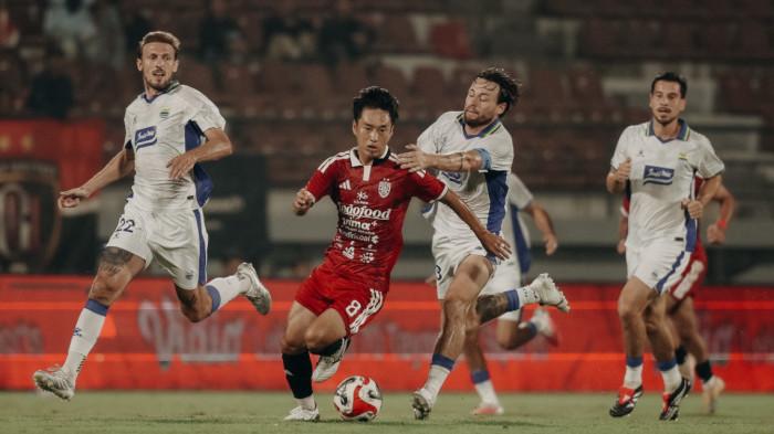 Aksi gelandang Bali United asal Jepang, Teppei Yachida saat melawan Persib Bandung