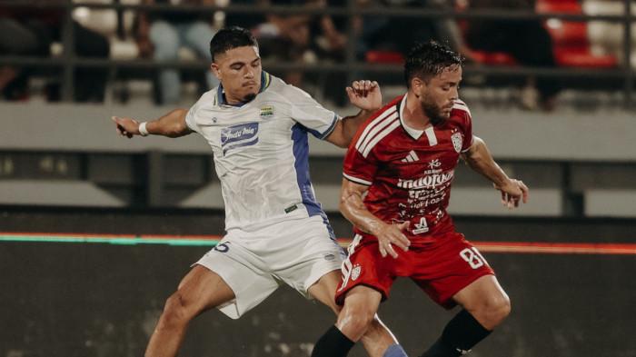 BERUDEL - Aksi pemain anyar Persib Bandung, Ragnar Oratmangoen berduel dengan penggawa Bali United, Brandon Wilson pada laga pamungkas Dewata Challenge Series 2026 di Stadion Kapten I Wayan Dipta Gianyar, Selasa (18/8/2026) malam WIB.