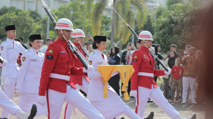 Petugas Pelayanan Teknik sedang melakukan pemeriksaan jaringan
