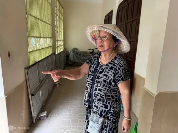 Ms. Hien, 80 years old, living in lane 100 Doi Can, Ba Dinh ward, invested in a system to install water barriers in her house in early 2026, when it was continuously flooded 50-60 cm deep. Photo: Nga Thanh