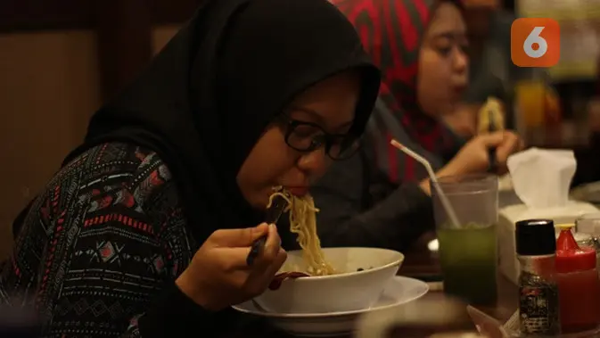 Dokter mengingatkan masyarakat agar tidak menempuh diet ekstrem atau sembarangan mengonsumsi obat pelangsing demi mendapatkan hasil cepat. Penurunan berat badan membutuhkan proses dan konsistensi. (Foto: Aditya Eka Prawira/Liputan6.com)