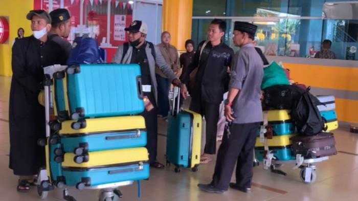 TIBA DI JAMBI - Jemaah umrah dari Travel Gema Talbia tiba di Bandara Sultan Thaha Jambi, Jumat (14/8/2026) sekitar pukul 15.20 WIB. Sebelumnya, ada 21 jemaah umrah asal Jambi yang telantar di Arab Saudi.