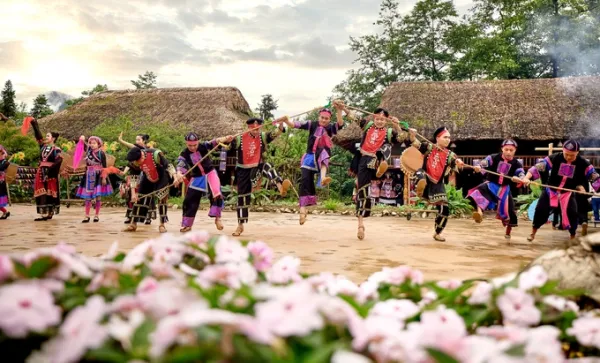 The Harvest Woven in Brocade festival offers visitors a glimpse into highland culture at Ban May Village. Photo courtesy of Sun Group