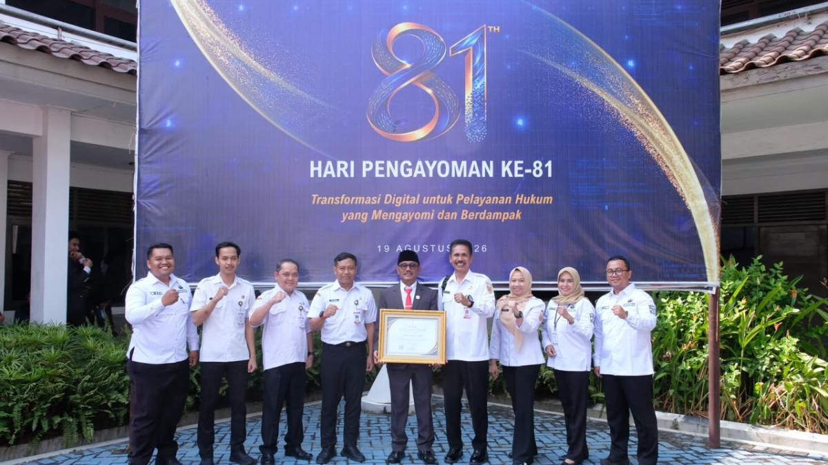 PRESTASI DPRD SUKOHARJO - Ketua DPRD Sukoharjo, Nurjayanto saat menerima penghargaan peringkat I dengan predikat AA (istimewa) pada tingkat DPRD Nasional atas kinerja unggul dalam pengelolaan JDIH tahun 2025 oleh Kementerian Hukum Jawa Tengah, Rabu (19/8/2026).