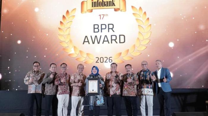 20260819 _ PT BPR BKK Purwodadi Raih TOP BUMD Platinum Trophy