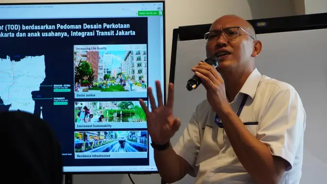 Direktur Utama PT Integrasi Transit Jakarta Ferdiansyah Roestam saat menjelaskan soal pembangunan extended concourse, ruang 18 Meter di bawah Bundaran HI. (Liputan6/Winda Nelfira)