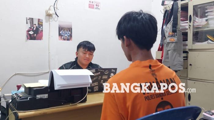 JALANI PEMERIKSAAN -- Ha alias Difal (21) warga Desa Gadung ketika menjalani pemeriksaan di ruang Unit PPA Satreskrim Polres Bangka Selatan, Rabu (19/8/2026). Difal ditangkap atas dugaan kasus penganiayaan berat terhadap mahasiswi magang.
