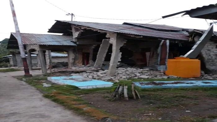 RUMAH ROBOH - Rumah Warga di Palue roboh akibat gempaPuluhan Rumah Roboh di Palue Sikka Akibat Gempa Flores, Jaringan Komunikasi Terputus