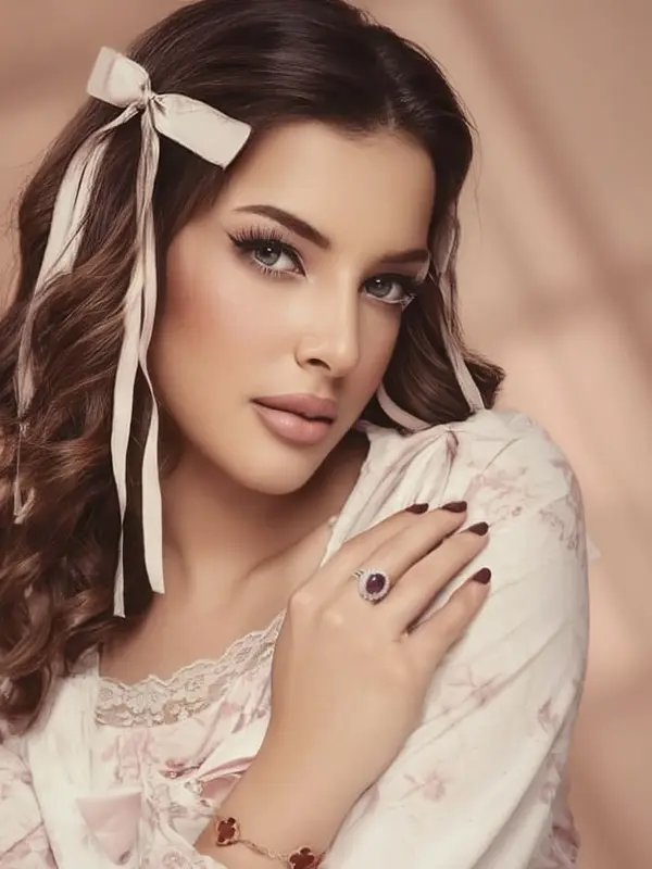 Dalam pemotretan terbarunya, beauty influencer sekaligus kreator kecantikan ini menunjukkan sisi soft girl lewat balutan estetika coquette.  (@tasyafarasya)