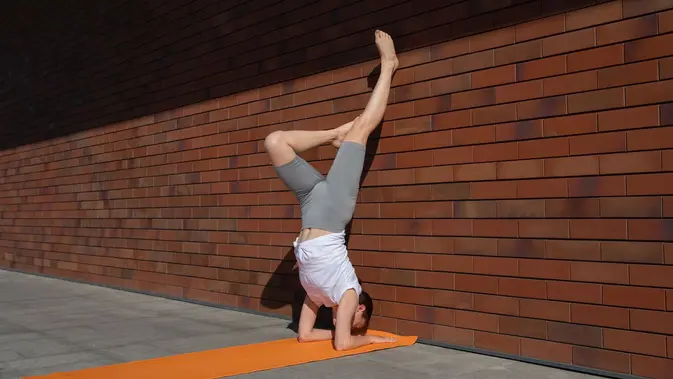 Untuk mendapatkan hasil yang nyata, Sahabat Fimela bisa menjadikan Wall Pilates sebagai rutinitas harian yang realistis. [Dok/freepik.com]