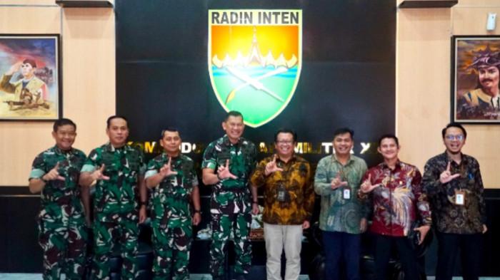 Pangdam XXI/Radin Inten, Mayjen TNI Kristomei Sianturi, menerima audiensi dua institusi strategis sekaligus, yakni jajaran PLN UID Lampung dan Institut Teknologi Sumatera (ITERA), di Lobby Makodam XXI/Radin Inten, Rabu (19/08/2026).