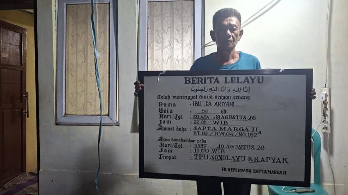20260819_papan berita lelayu di rumah duka Semarang usai tirakatan Hari Kemerdekaan_1