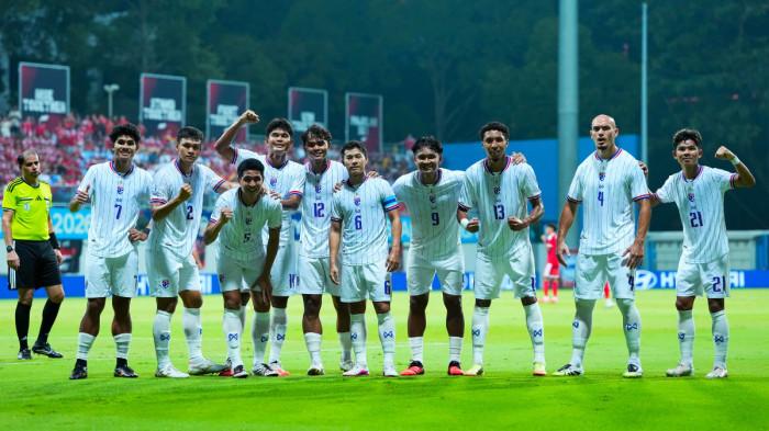 SELEBRASI - Para pemain Timnas Thailand merayakan gol bersama saat melawan Singapura pada pertandingan leg pertama semifinal Piala AFF 2026, Sabtu (15/8/2026) malam WIB. Thailand berhasil menang telak 3-1.