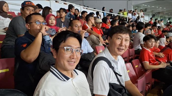 PANTAU TIMNAS INDONESIA - Pelatih Timnas Vietnam, Kim Sang-sik terlihat hadir langsung di Stadion UTama Gelora Bung Karno, Senayan, Jakarta guna menyaksikan laga antara Timnas Indonesia vs Mozambik, Selasa (9/6/2026). Tribunnews/Abdul Majid
