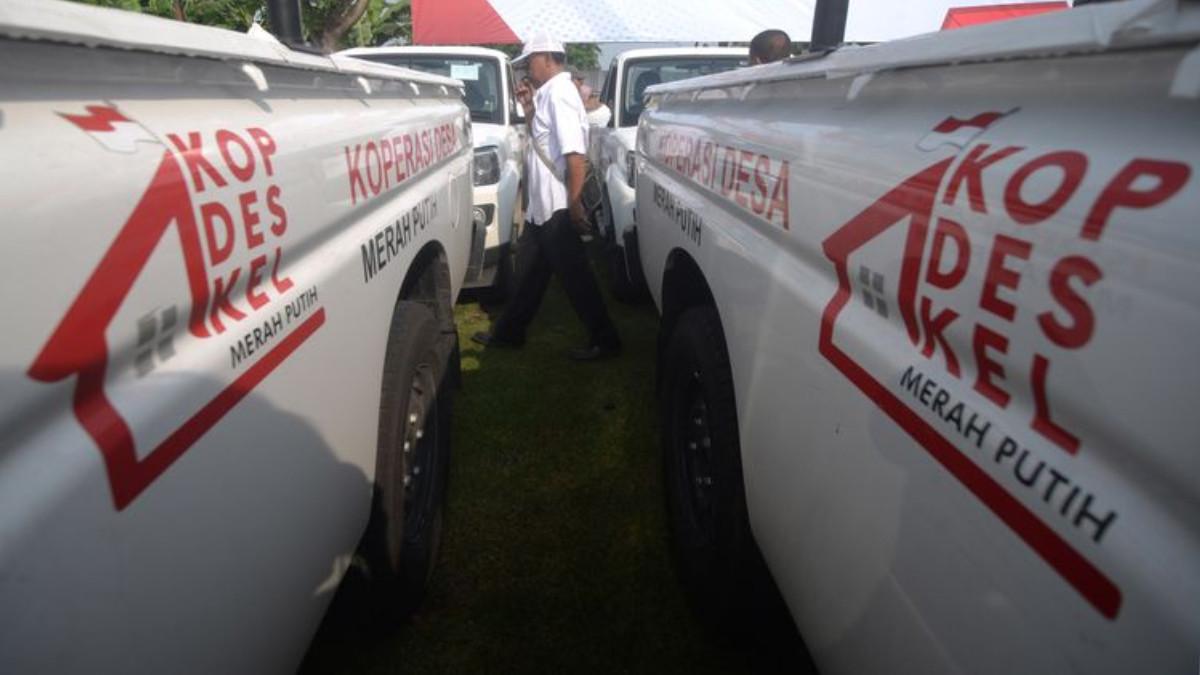 KOPDES MERAH PUTIH - Potret mobil pickup Koperasi Desa Merah Putih. Deretan mobil baru yang berjajar rapi di lingkungan Kodim 0727 Karanganyar menjadi simbol dimulainya tahap awal distribusi armada operasional untuk koperasi desa.