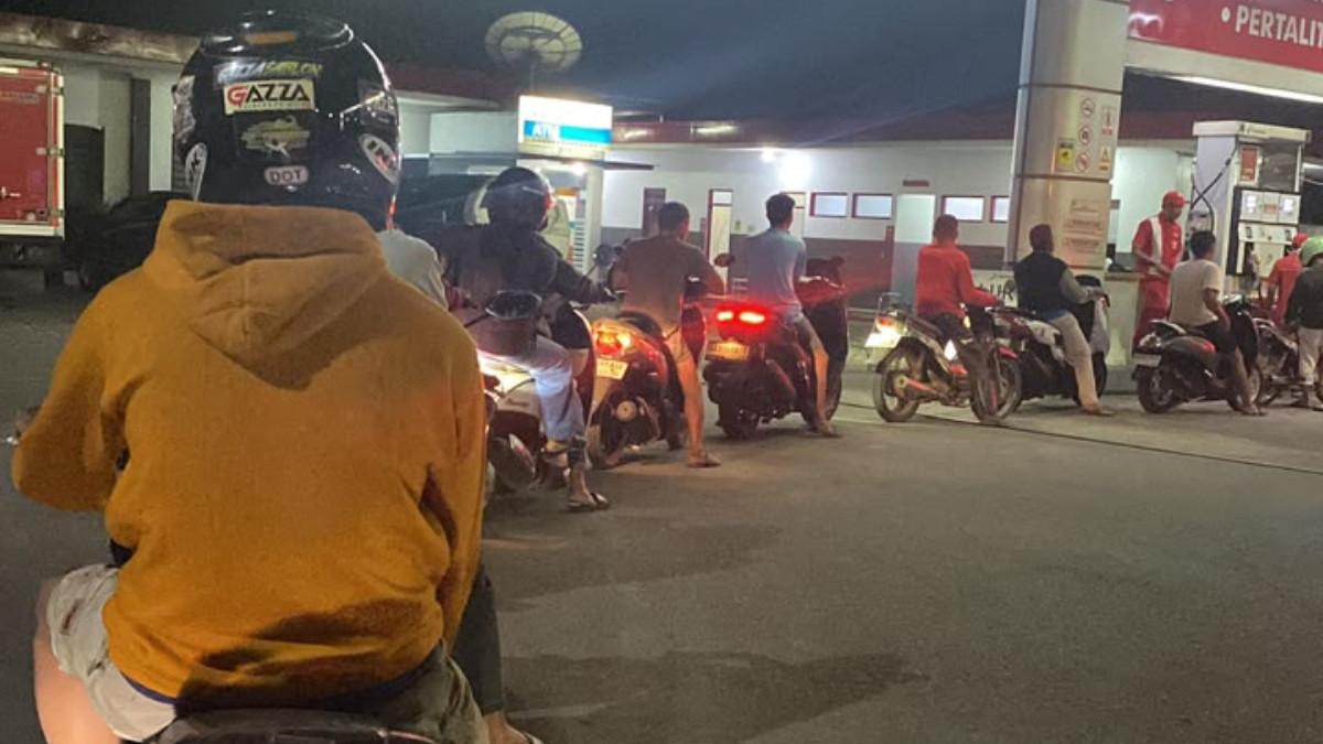 Potret antrean kendaraan membeli BBM di SPBU Kebakkramat, Karanganyar, Jawa Tengah Rabu (8/7/2026) malam. Terlihat jalur Pertalite mengular, pengendara rela antre lama.