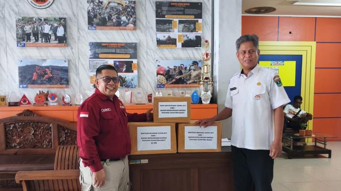 BANTUAN RENDANG - Penampakan bantuan gempa di Kantor BPBD Sumbar, Rabu (19/8/2026). BPBD Sumbar membuka posko pengumpulan rendang untuk disalurkan kepada korban gempa NTT.
