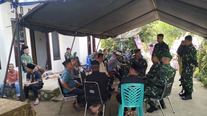 PRAJURIT TNI GUGUR- Suasana rumah duka Pratu Rizki Kurniawan di Kampung Koto, Nagari Sungai Gayo Lumpo, Kabupaten Pesisir Selatan, Rabu (19/8/2026). Warga berdatangan untuk menyampaikan belasungkawa atas gugurnya prajurit Yonif 133/Yudha Sakti dalam kontak tembak di Papua.