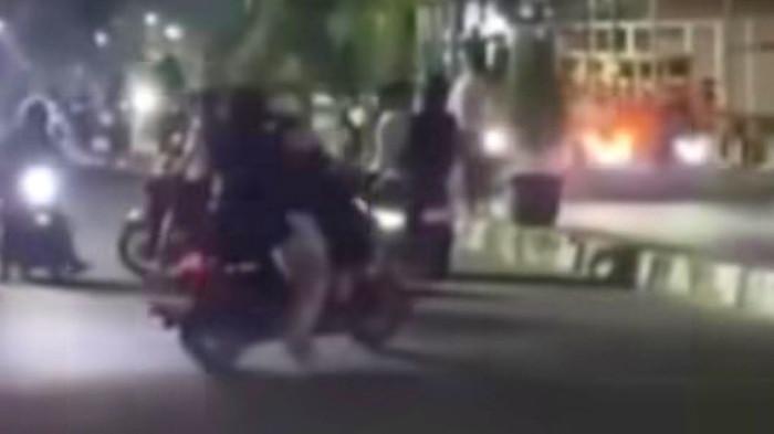 TAWURAN - Tangkapan layar video viral pelajar tawuran di sekitar WTC Batanghari, kawasan Pasar, Kota Jambi, Sabtu (15/8/2026) dini hari.