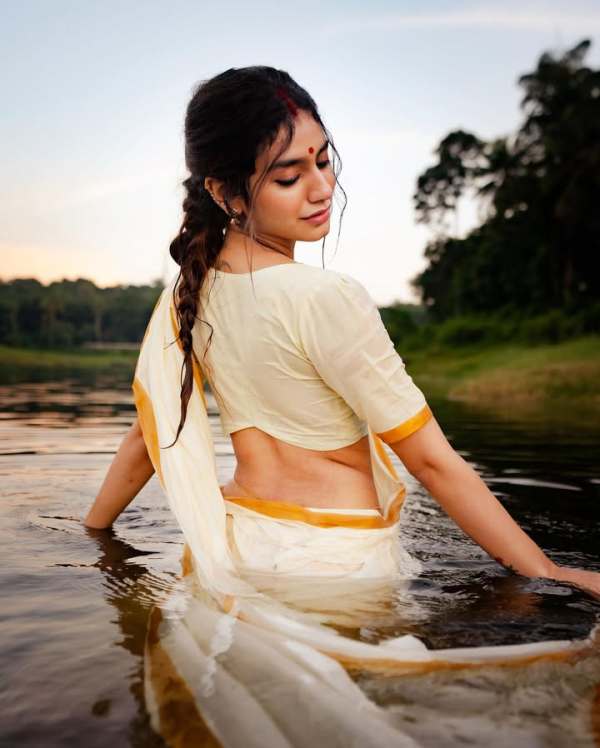 Onam 2026 Special Kerala Traditional Kasavu Saree: Manju Warrier, Kalyani Priyadarshan, Priya Prakash Varrier 1