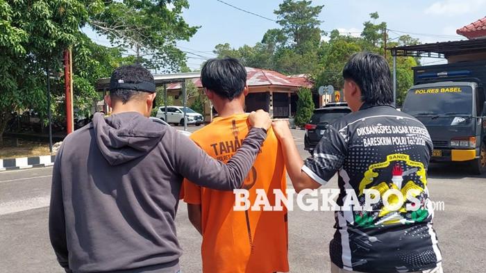 DIGIRING POLISI -- Ha alias Difal (21) warga Desa Gadung ketika digiring petugas ke ruang Unit PPA Satreskrim Polres Bangka Selatan, Rabu (19/8/2026). Difal ditangkap atas dugaan kasus penganiayaan berat terhadap mahasiswi magang.