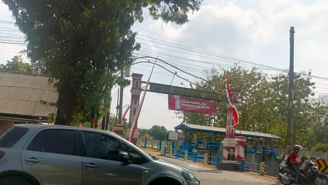 Pengendara motor ketika hendak menyebrang berada persis di sebelah pembatas atau bruk Jembatan Kidangan. (Liputan6.com/ Ahmad Adirin)