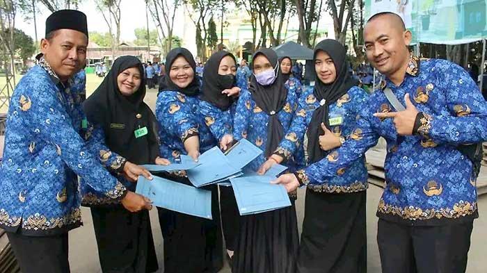 Para PPPK Guru Pemkab Bojonegoro penerimaan 2022 usai dilantik dan terima SK di Alun-Alun Bojonegoro Rabu (19/9/2023).