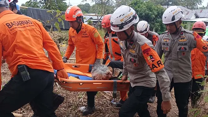 Tim SAR Gabungan mengevakuasi warga rentan pascagempa bumi di Kabupaten Manggarai Timur, Nusa Tenggara Timur, Kamis, 20 Agustus 2026. (Basarnas)
