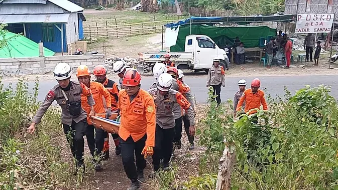 Tim SAR Gabungan mengevakuasi warga rentan pascagempa bumi di Kabupaten Manggarai Timur, Nusa Tenggara Timur, Kamis, 20 Agustus 2026. (Basarnas)