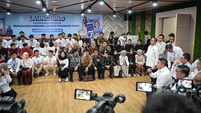 Melalui program tersebut, para lulusan sarjana dapat mengikuti magang selama enam bulan di perusahaan mitra. (Foto: BPMI Sekretariat Presiden)