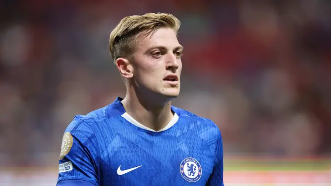 Striker Chelsea, Liam Delap, menjalani debutnya saat bertanding melawan Los Angeles FC pada lanjutan Piala Dunia Antarklub 2025 di Mercedes-Benz Stadium, Selasa (17/6/2025) dini hari WIB. (ALEX GRIMM /  AFP)