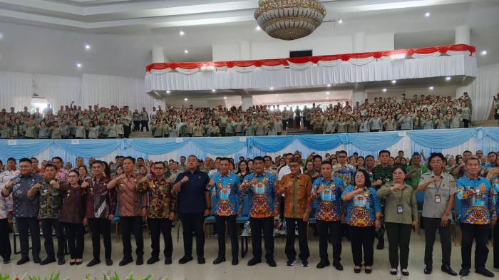 RAKERDA - Bupati Boltara Sirajudin Lasena, menghadiri rapat kerja daerah (Rakerda) Provinasi Sulawesi Utara. Kegiatan tersebut digelar di Ruang Mapalus, Kantor Gubernur Provinsi Sulawesi Utara Kamis, (20/08/2026).
