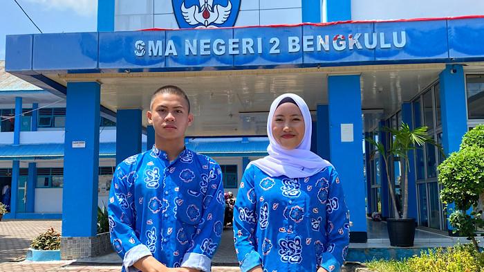 PASKIBRAKA - Pelatih Paskibraka SMAN 2 Kota Bengkulu, Ghinaa (Kanan) dan Raffa Teman Nadine (Kiri) di SMAN 2 Kota Bengkulu, Kamis (20/8/2026). Tak pernah ikut Paskibra saat SMP, Nadine justru berhasil menembus Paskibraka Nasional 2026 setelah berlatih dari nol.