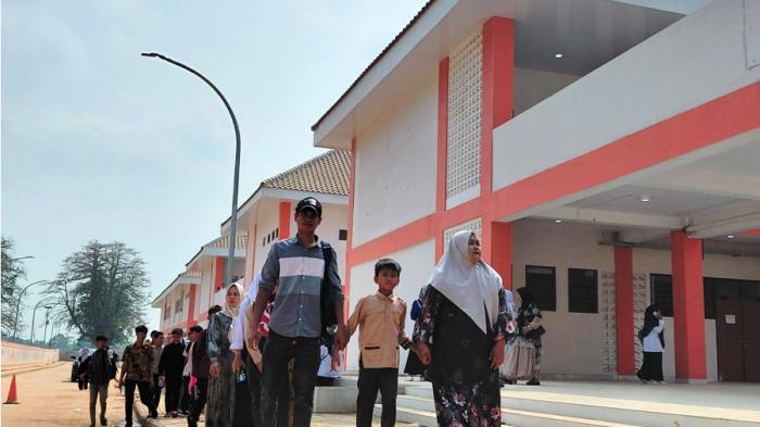 CEK SEKOLAH - Para orangtua dan siswa mengecek Gedung SRT 1 Jepara di Desa Suwawal Timur, Kecamatan Pakis Aji, Kabupaten Jepara, baru-baru ini. 270 siswa bakal mengikuti MPLS mulai Kamis (20/8/2026).