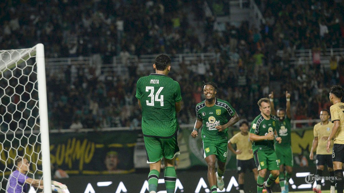 LAGA PERSAHABATAN - Pencetak gol tunggal Persebaya Welber Motta (34) melakukan selebrasi dengan rekan tim usai mencetak gol ke gawang  Penang FC Malaysia pada pertandingan di Stadion Gelora Bung Tomo Surabaya, Sabtu (15/8/2026). Pada laga International Friendly?Game ini pertandingan berakhir dengan skor 1-0 untuk Persebaya. SURYA/HABIBUR ROHMAN