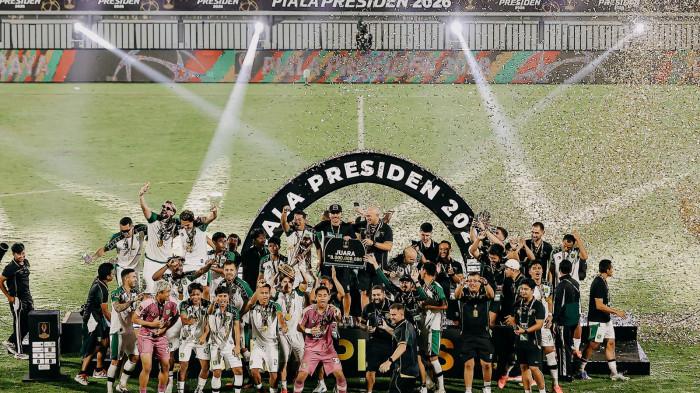 JUARA PIALA PRESIDEN - Persebaya Surabaya sukses keluar sebagai juara Piala Presiden 2026 usai mengalahkan Persib Bandung pada pertandingan final di Stadion Kapten I Wayan Dipta, Gianyar, Bali, Kamis (6/8/2026).